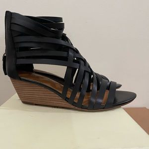 BNIB Hinge Neta Wedge Sandals in 6.5 M
